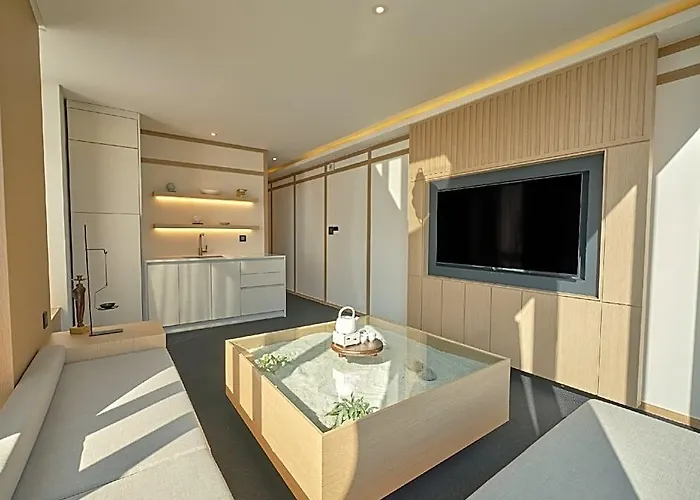 Uh The Hotel 3*